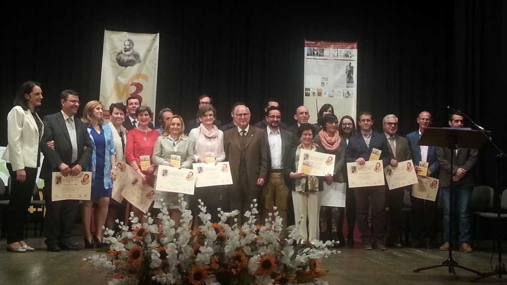 Todos los premiado con el 'Premio Quijote' posan en conjunto y mostrando sus diplomas en el escenario donde han sido presentados los premios.