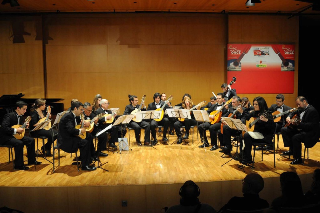 Imagen de los componentes de la orquesta en el escenario