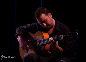 El guitarrista, Lolo de la Encarna, efectuando una de sus actuaciones