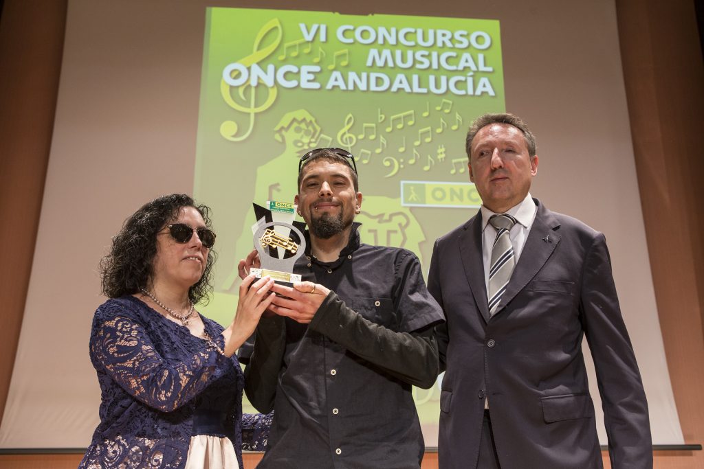 Momento de la entrega del premio a Raúl Martínez
