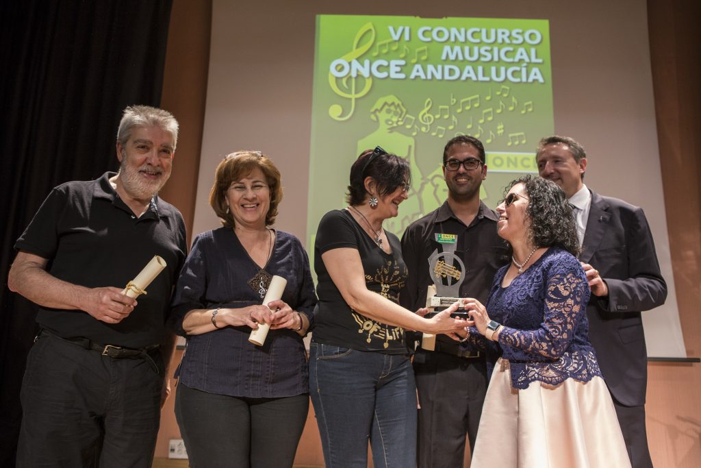 Entrega del primer premio en la categoría grupal