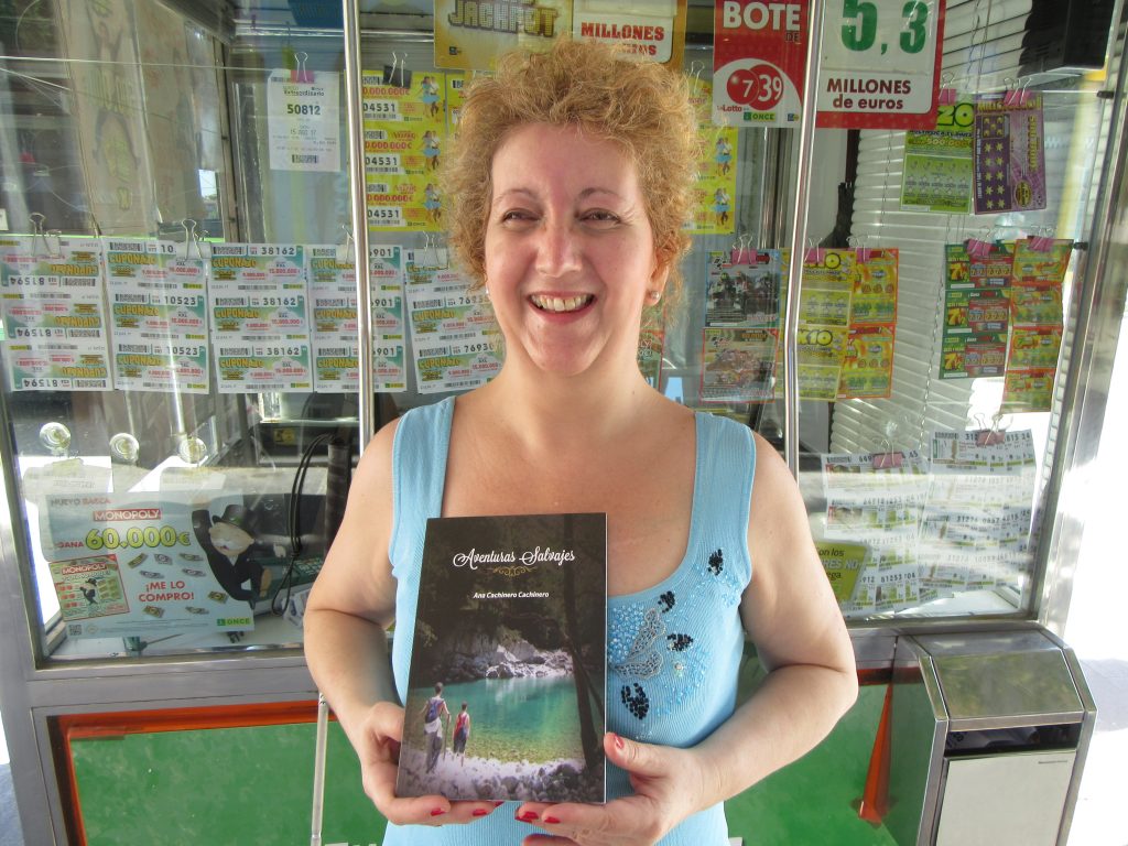 Ana Cachinero con su libro en su kiosco de la ONCE