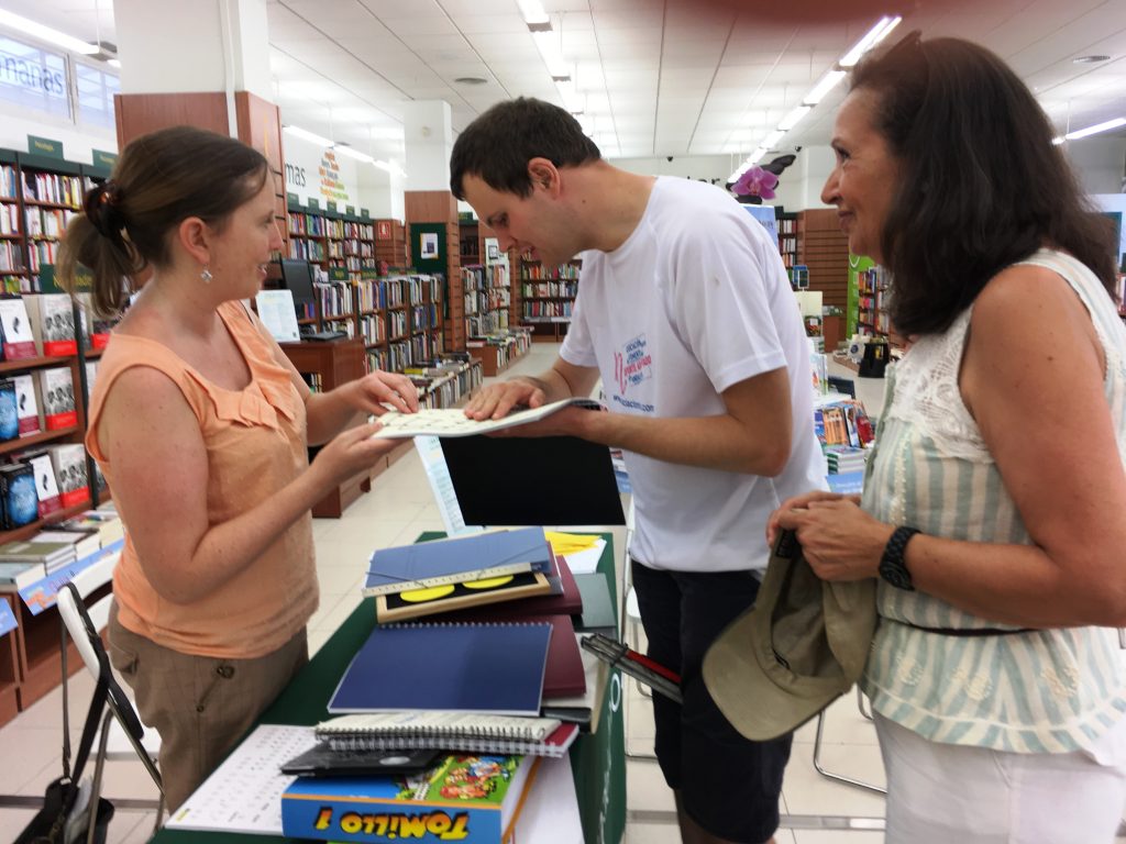 Imagen del taller en braille impartido en Casa del Libro de Sevilla