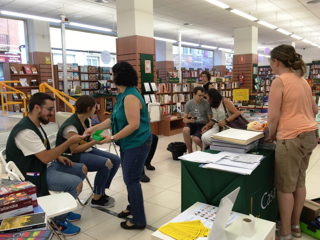 Los participantes se mostraron muy atentos a las explicación sobre el uso del braille