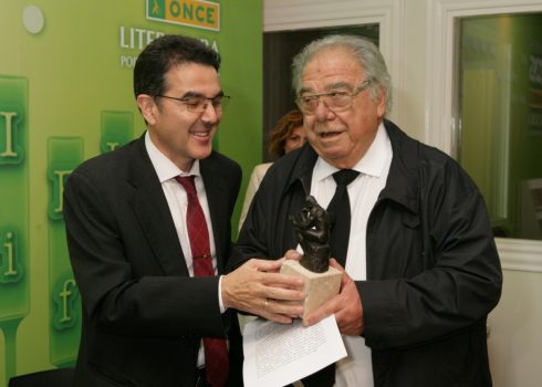 El director general adjunto de Servicios Sociales de la ONCE, Andrés Ramos, con el poeta Ángel García