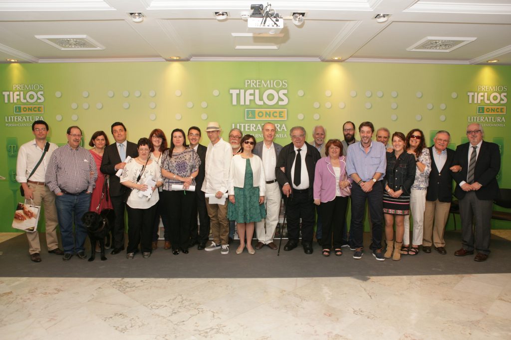 Imagen de familia de los ganadores de los Tiflos de Literatura 2016