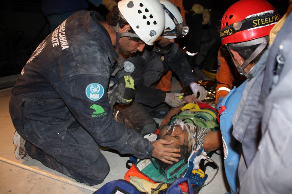 Rescate de una víctima del terremoto de Haití en 2010