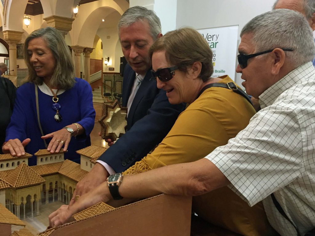Afiliados recorren con sus manos la maqueta de la Alhambra de Granada