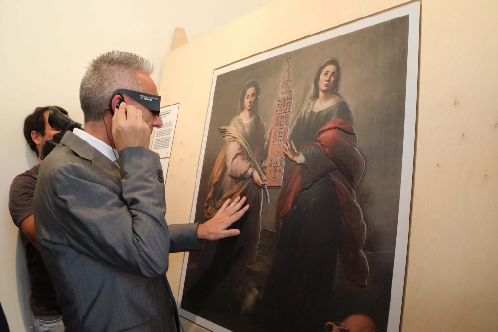 El consejero de Cultura recorre con sus manos el cuadro de Santa Justa y Santa Rufina 