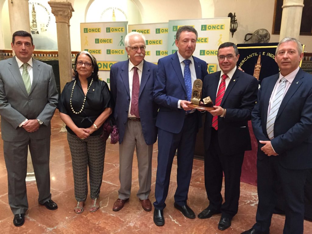El presidente del Círculo Mercantil de Sevilla entrega una escultura al delegado territorial de la ONCE