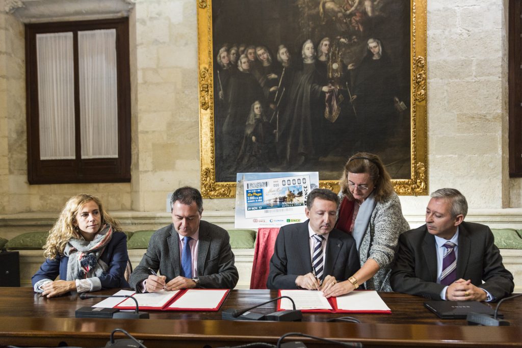 Juan Espadas y Cristóbal Martínez firman el convenio en la Sala de Gobierno del Ayuntamiento de Sevilla