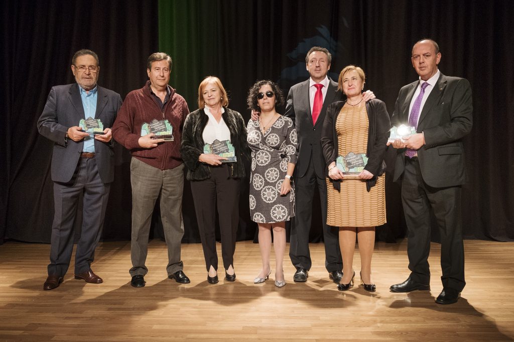 Los premiados junto a la presidenta del Consejo Territorial y el delegado territorial de la ONCE | Foto: Pepo Herrera