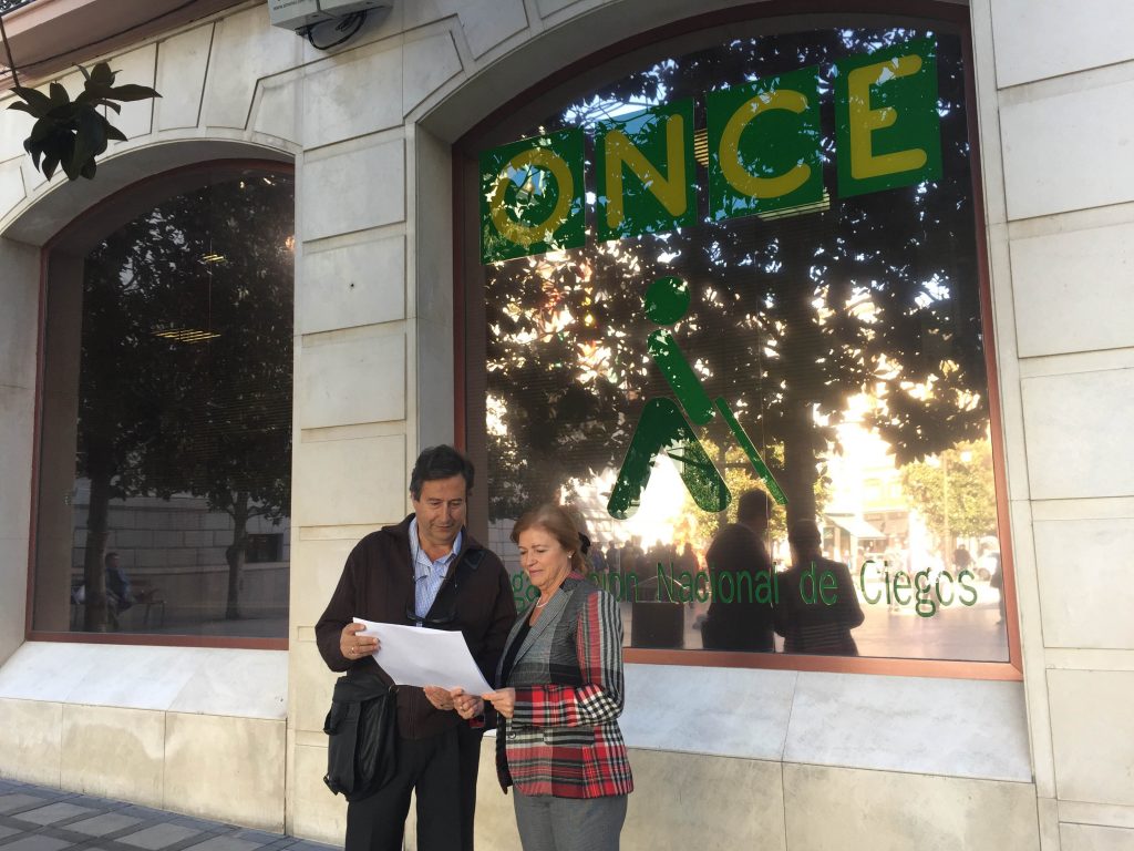 Concepción Herrera y Rafael Salguero con un texto en braille en sus manos