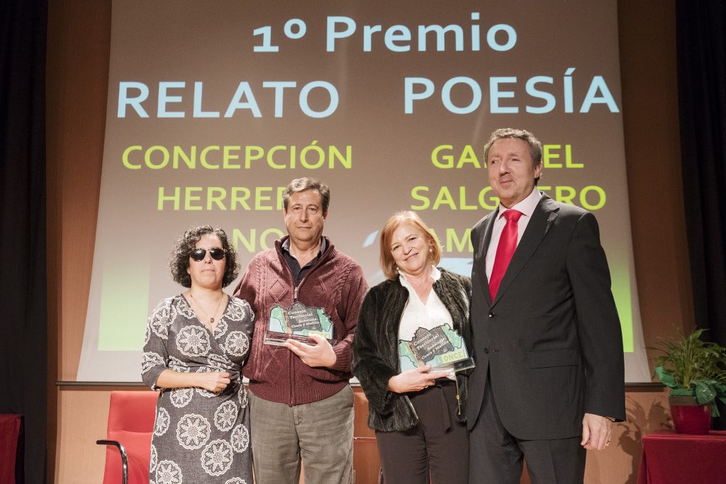 Concepción Herrera y Gabriel Salguero tras recibir el premio de manos de Isabel Viruet y Cristóbal Martínez | Foto: Pepo Herrera