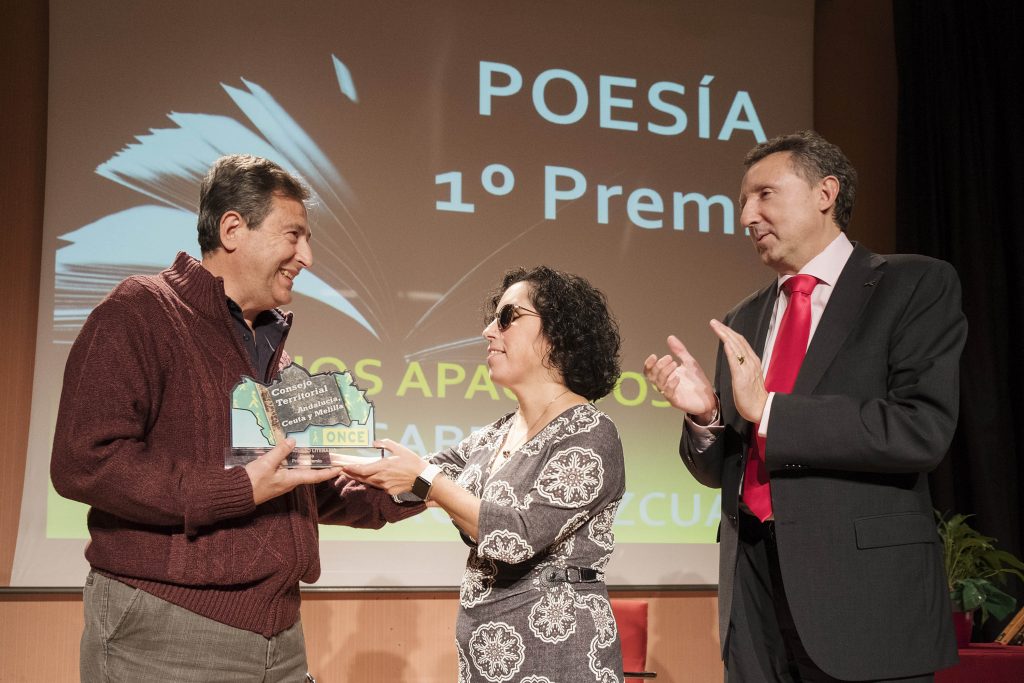 Salguero en el momento de recibir el primer premio de Poesía del Concurso de Relatos Cortos de manos de la presidenta del Consejo Territorial, Isabel Viruet