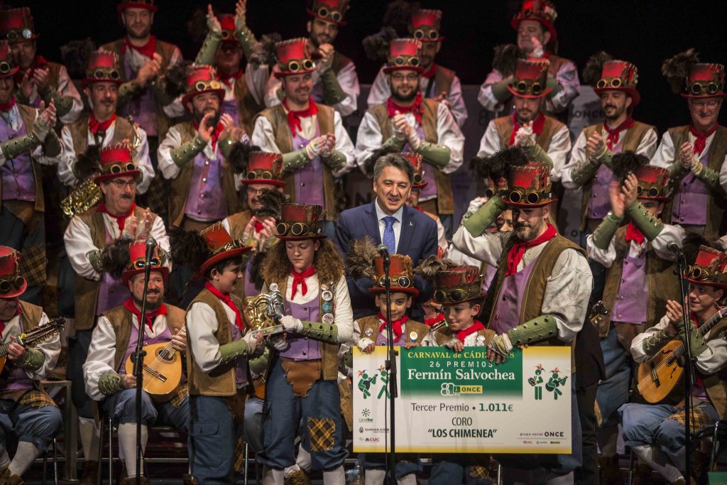 El director de la ONCE en Cádiz entrega el tercer premio al coro 'Los Chimenea'