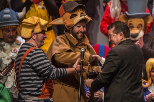 El director general de la ONCE, Ángel Sánchez, entrega el primer premio del Fermín Salvochea 2018 al Coro de Valdés