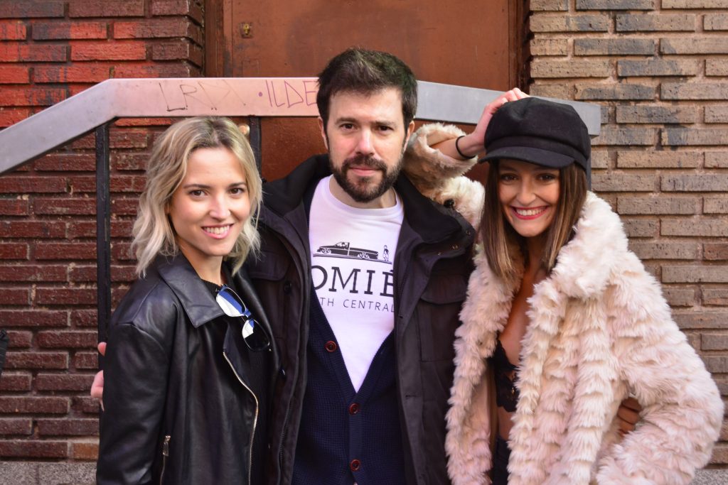 César Ríos con las actrices Ana Fernández y Andrea Molina