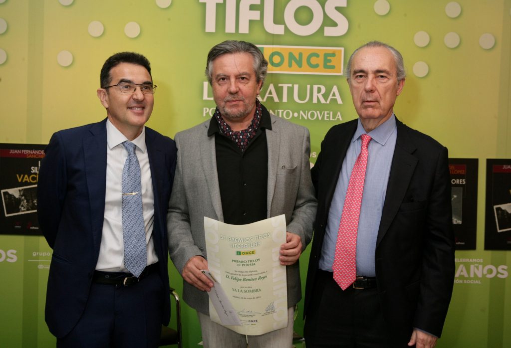El director general adjunto de Servicios Sociales de la ONCE, Andrés Ramos, entrega el premio a Felipe Benítez Reyes
