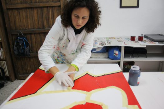 María José Maldonado pintando uno de sus cuadros