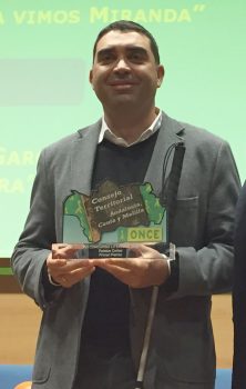 Enrique Pérez recibiendo el premio de Relatos Cortos 2018 de la ONCE