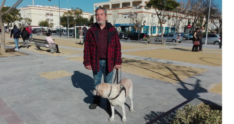 Cuder con su perro guía Tuno en Sevilla