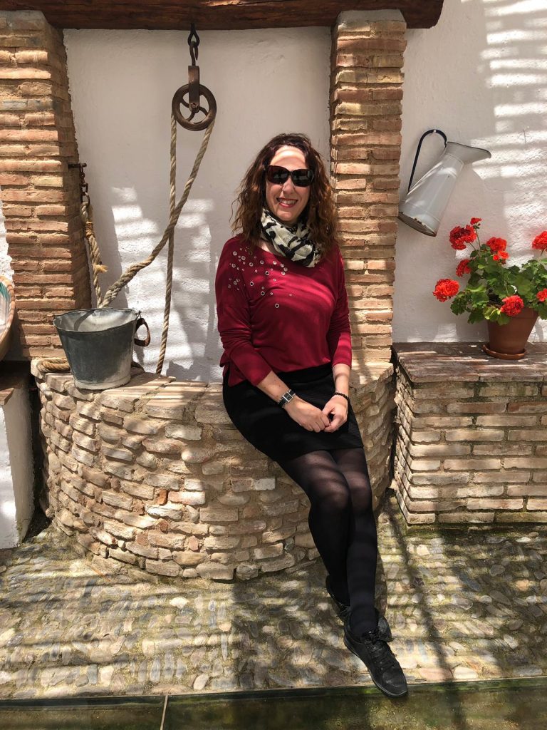 Mónica Madrid junto al pozo que inspirara a Lorca en su Bernarda