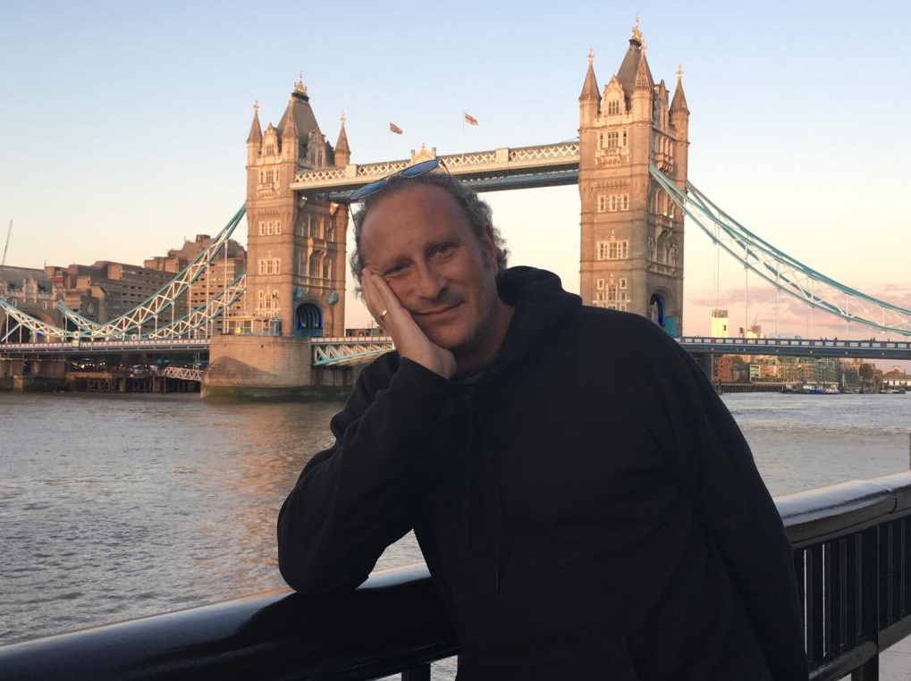 Josema Gómez frente al Puente de Londres, donde se guardan las joyas de la Corona británica