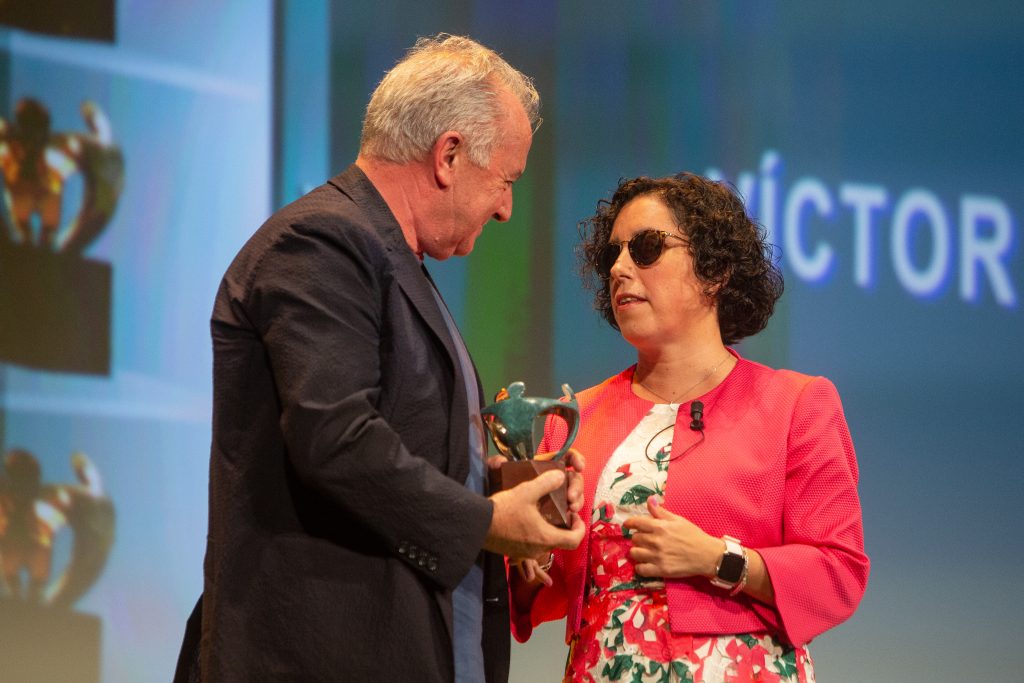 Víctor Manuel recibe el premio en la modalidad Persona de manos de la presidenta del Consejo Territorial, Isabel Viruet