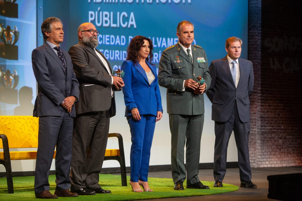 La consejera de Igualdad de la Junta de Andalucía entrega el premio a la Guardia Civil y Salvamento Marítimo