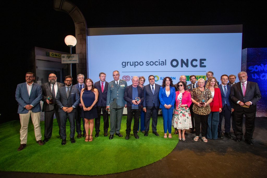 Foto de familia de premiados y autoridades en el escenario del Falla tras la Gala