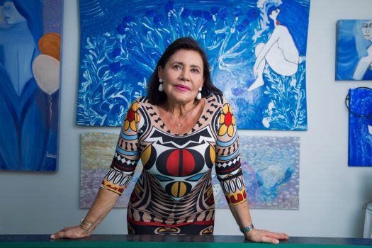 Lola Morón posa con sus obras impresionistas de fondo | Reportaje gráfico: Jesús Martín Molín