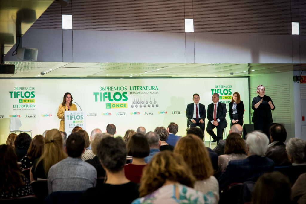 Ana Eugenia Venegas recibe el Premio Tiflos de Cuento en la categoría de  Autores con Discapacidad Visual - Asociación Andaluza de Cultura para Ciegos